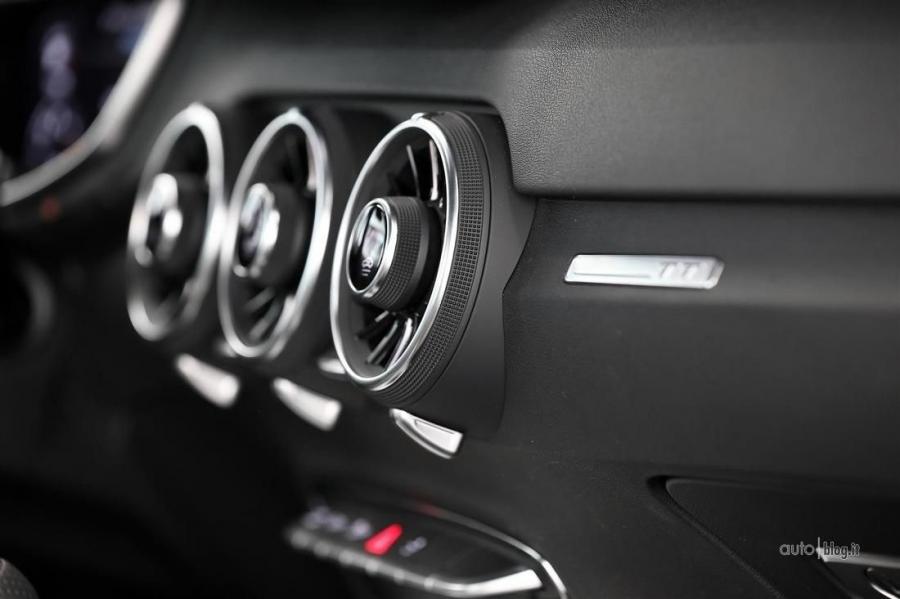 Детали интерьера Audi TT Coupe Nuvolari 2.0 TDI Ultra (8S) 2014 года  (фото 13 из 13)